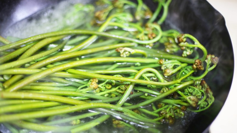 鲜嫩可口的凉拌蕨菜,锅中烫2分钟