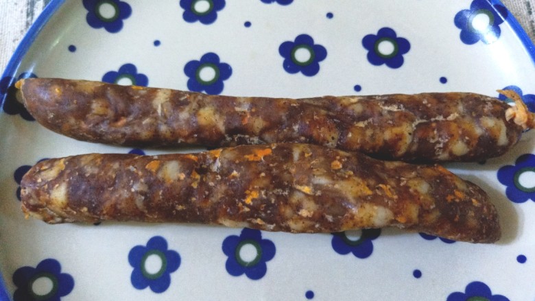 香肠炒蚕豆,取两根自制的香肠，切成小块