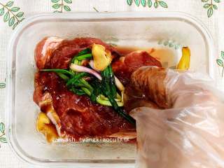 叉烧肉,用手抓拌，让肉均匀地沾到酱汁，把姜片和葱结一起放入保鲜盒中，搓一搓，以使入味