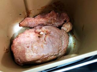 叉烧肉,烤至时间停止，戴上防热手套把面包机桶拿出，倒掉桶内的肉汁，把肉翻个面，继续调至30分钟再次烘烤一个程序