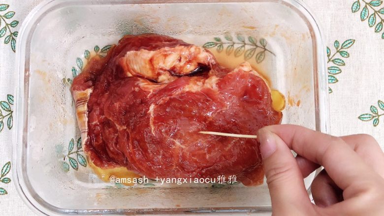 叉烧肉,梅菜肉洗干净用厨房纸巾吸干水分，先用牙签在梅花肉上戳上小孔，以便肉更好的入味