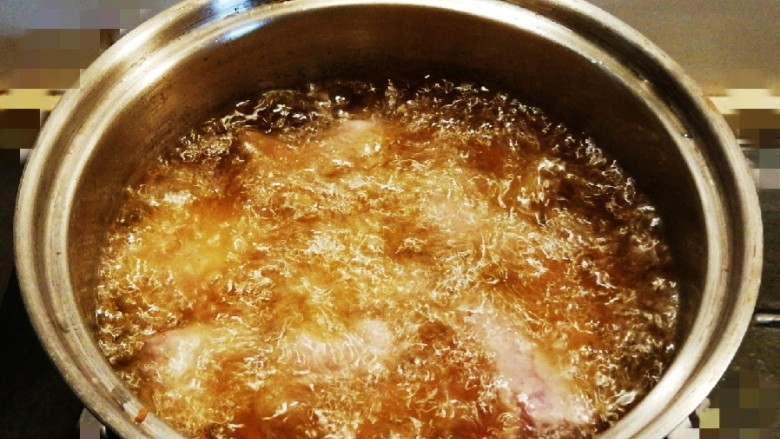 糖醋小排,油温6-7成热时 放入腌制好的肋排