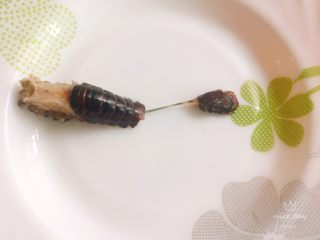 椒盐小龙虾（非油炸版）,掐去头部，残余的腮部和脚，然后抽出虾肠，用刷子刷洗干净