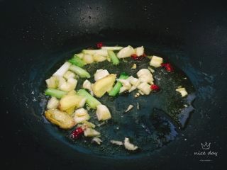 椒盐小龙虾（非油炸版）,锅中入油，下葱姜干辣椒蒜头煸香，油的分量要下多一些