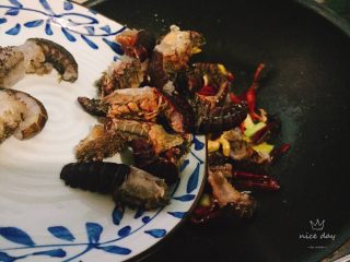 椒盐小龙虾（非油炸版）,下虾球煎炒，油多一些是为了能够将虾球略微的煎炸一下
