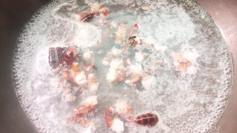 小龙虾盖浇饭,开水入锅，焯水。煮出末。