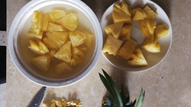 冰爽菠萝块,拿清水洗两遍出去杂质，菠萝块洗净后放回大碗中。