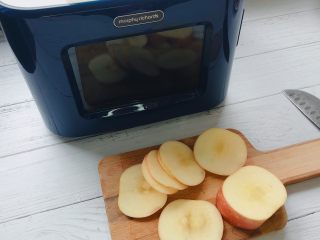 宝宝辅食—自制水果片（12+）【烘干机版】,切成1-3mm的薄片，不能太厚哦。这里可以借助切片机来帮忙。
