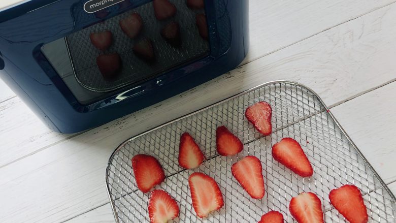 宝宝辅食—自制水果片（12+）【烘干机版】,平铺放在烘干机晾网。
