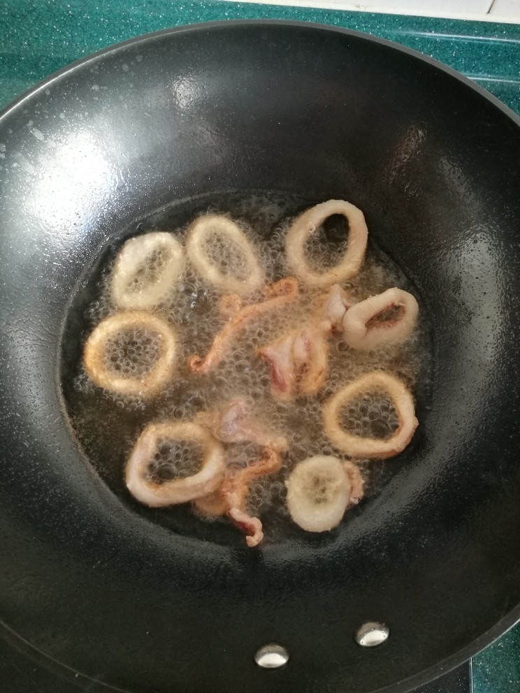 鱿鱼两吃——甜辣鱿鱼&炸鱿鱼,将沾有面粉的鱿鱼放入油锅里炸熟后捞出。只要面粉沾匀了，炸的时候一点都不溅油。
