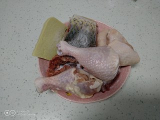 鸡腿、鸡翅、牛肉清炖胡萝卜、鱼块,上述肉类从冰箱拿出解冻。