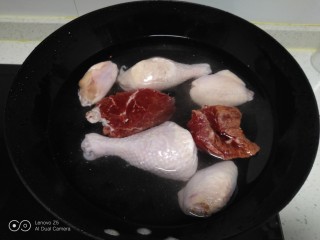 鸡腿、鸡翅、牛肉清炖胡萝卜、鱼块,解冻洗净后焯水。