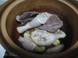 鸡腿、鸡翅、牛肉清炖胡萝卜、鱼块,放入焯过水的牛肉、鸡腿、鸡翅。