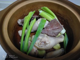 鸡腿、鸡翅、牛肉清炖胡萝卜、鱼块,放入葱。