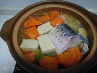 鸡腿、鸡翅、牛肉清炖胡萝卜、鱼块,煮40分钟，放入豆腐和鱼块。