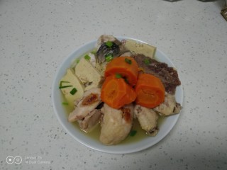 鸡腿、鸡翅、牛肉清炖胡萝卜、鱼块,盛入盘中。