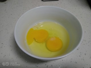 炒鸡蛋香椿,鸡蛋打入碗中，加入盐。