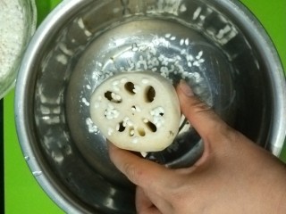 红糖糯米藕,捞出后把泡好的糯米塞进藕的洞眼里，可以用筷子辅助往里捅。塞米的时候放在一个盆里，米就不会到处都是了。
