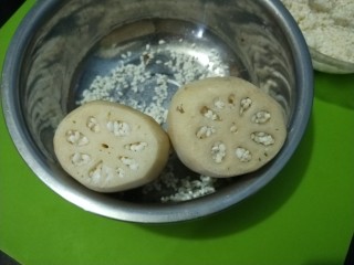 红糖糯米藕,都塞满以后，往下磕一磕，让糯米更紧实一些。