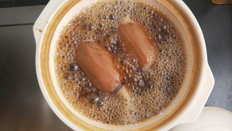 红糖糯米藕,最后咕嘟咕嘟收一下汤汁，让汤汁粘稠一些。过程中，用勺子舀起汤汁往裸露在外面的藕上浇一浇。然后盖盖子焖到自然冷却。