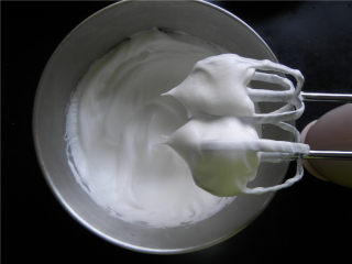 葡萄干戚风,蛋清加柠檬汁，用电动打蛋器搅打至粗泡状态，分3次加糖，将蛋清打发至硬性发泡。