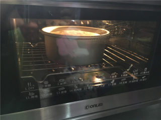 葡萄干戚风,放预热好的烤箱中下层，上下火160度35分钟（上色加盖锡纸）。