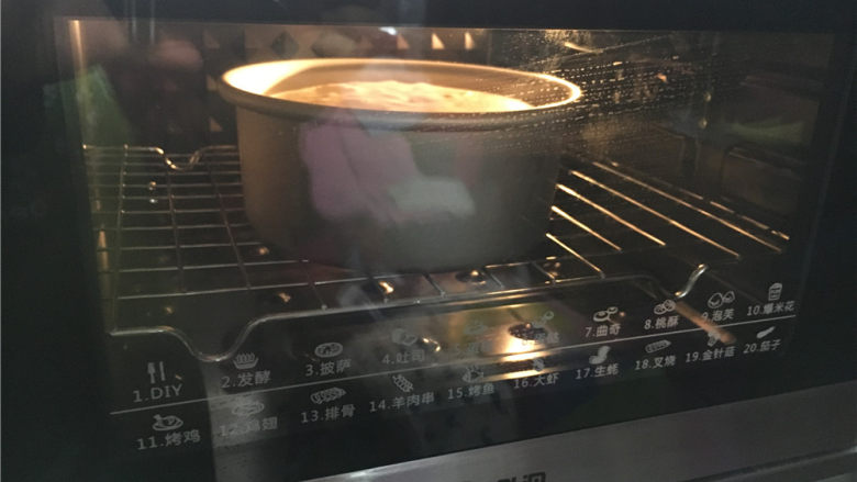 葡萄干戚风,放预热好的烤箱中下层，上下火160度35分钟（上色加盖锡纸）。