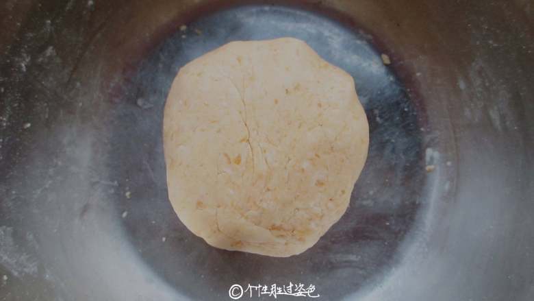 红薯豆沙饼,先用筷子搅匀，在揉成面团，这个时候可能面团会干，可以加适量的温水这样就很容易揉成光滑的面团