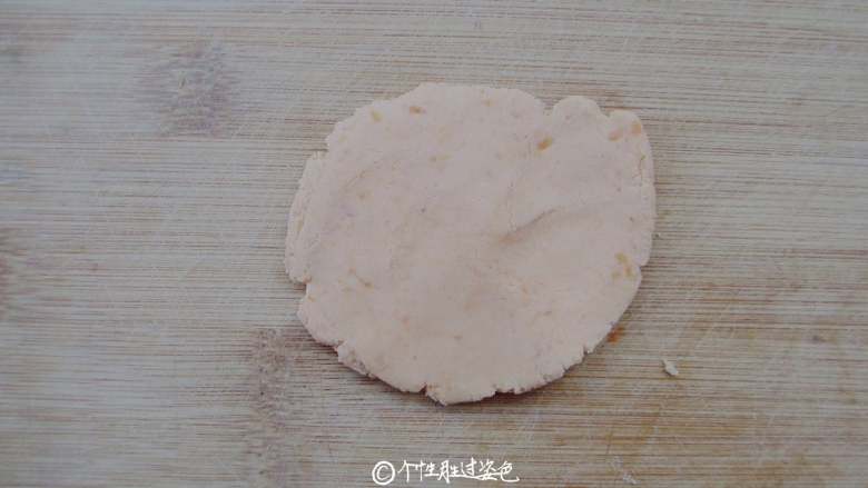 红薯豆沙饼,将红薯面团按压成圆片