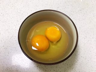奶香红糖大馒头,把2个鸡蛋打入碗中，调匀备用