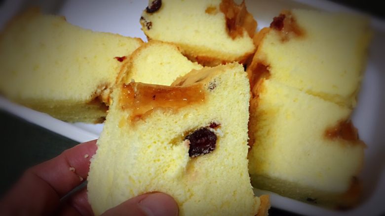 蔓越梅玉枕蛋糕,拿一块看看就有食欲。