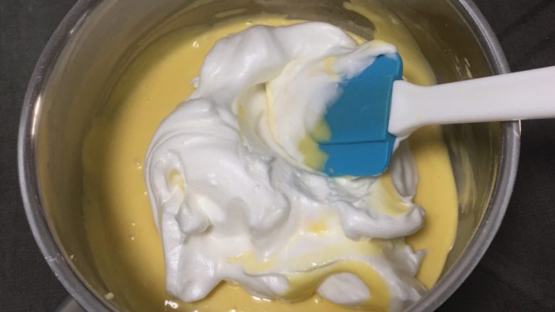 蔓越梅玉枕蛋糕,取三分之一的蛋白进蛋黄糊中。