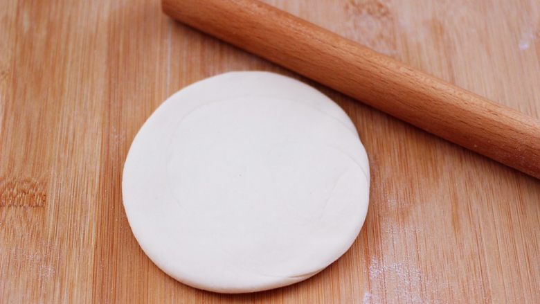 卤肉夹馍,用擀面杖擀成圆形薄面饼。