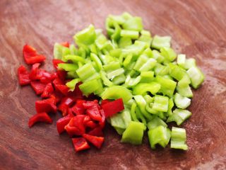 卤肉夹馍,首先把青尖椒和红椒，洗净后用刀切成小丁备用。