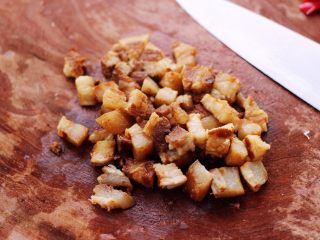卤肉夹馍,把热好的卤花肉捞出后，用刀切成小丁。