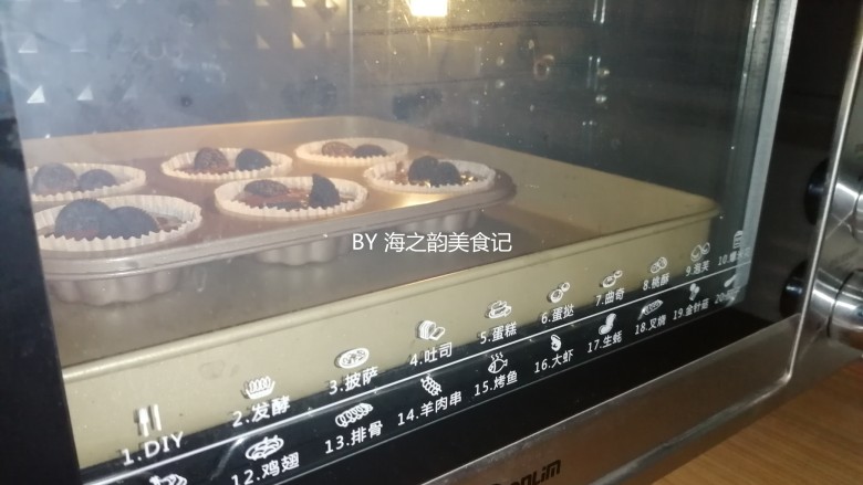 香蕉巧克力马芬蛋糕,放入已经预热到175度的东菱K40c烤箱最下一层，烘烤30分钟左右