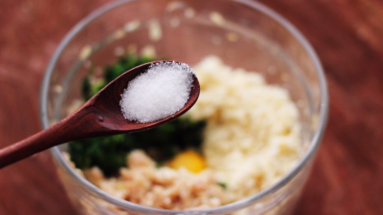 荠菜豆渣丸子,这个时候根据个人口味，加入适量的盐调味。