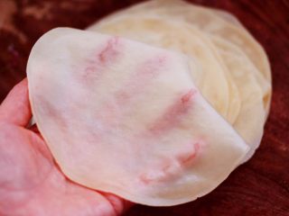 三丝春卷～饺子皮版,趁热把蒸熟的饺子皮，一张张揭开备用。