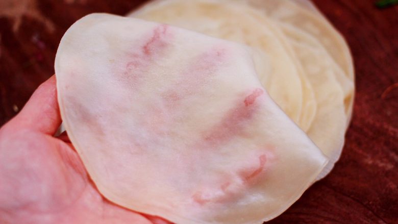 三丝春卷～饺子皮版,趁热把蒸熟的饺子皮，一张张揭开备用。