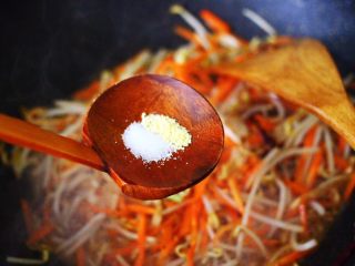 三丝春卷～饺子皮版,根据个人口味加入适量的盐和鸡精调味。