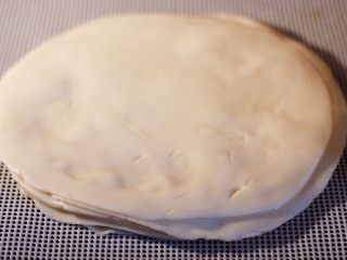 三丝春卷～饺子皮版,把擀好的饺子皮放到蒸箱里蒸15分钟就可以了。