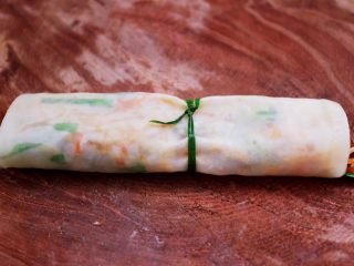 三丝春卷～饺子皮版,卷起后用葱叶绑起来就可以了。