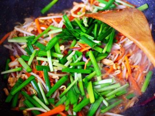 三丝春卷～饺子皮版,大火继续翻炒至食材变软，加入切段的韭菜。