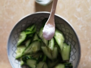 凉拌拍黄瓜,加1勺盐。