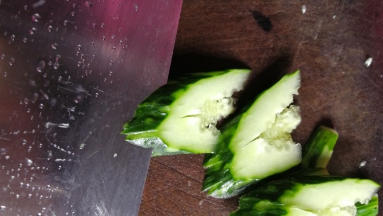 凉拌拍黄瓜,斜刀将黄瓜片成约1厘米厚的小块，装入盘中。