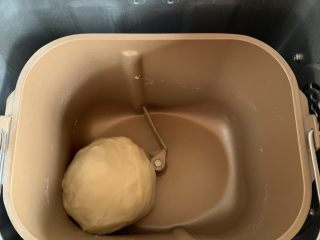 豆沙小餐包,面团整圆，盖盖子发酵