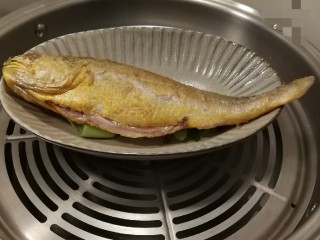 蒸黄鱼,煎好的鱼放到葱姜上面