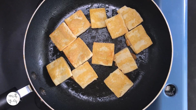 视频｜松茸口袋豆腐｜牛佤松茸食谱,热锅下油，把豆腐煎至金黄熟透，即可出锅摆盘。