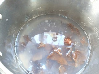 木耳荸荠炒肉片,下开水中焯水