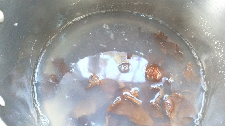 木耳荸荠炒肉片,下开水中焯水